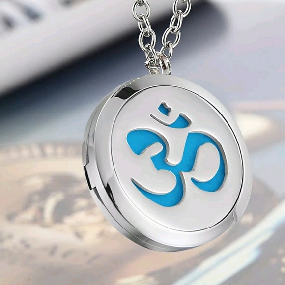 Jewelry - OHM ESSENTIAL OIL DIFFUSER NECKLACE!